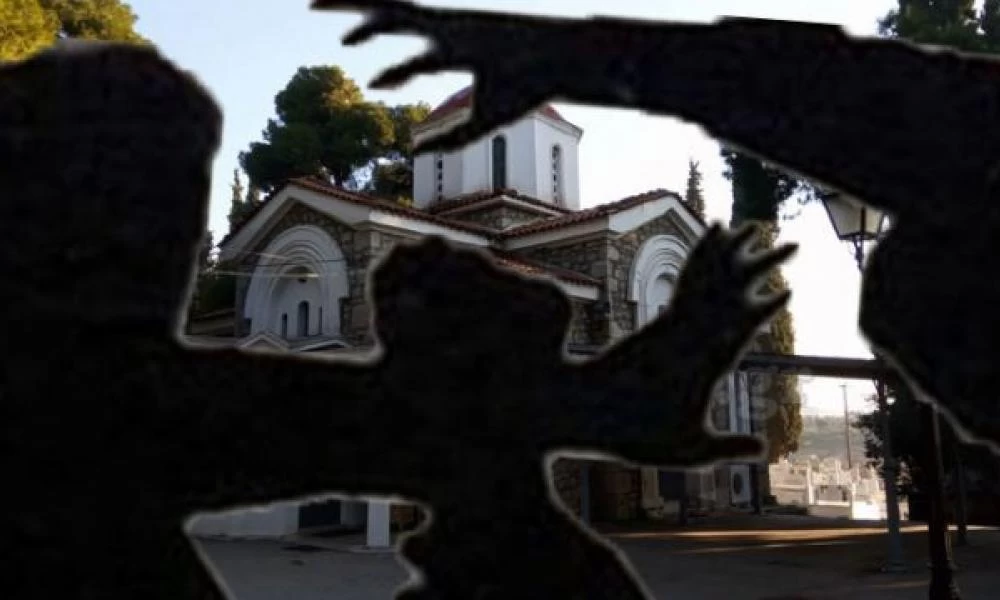 Κανένας σεβασμός: Άνδρες μετέτρεψαν το νεκροταφείο σε ρινγκ!